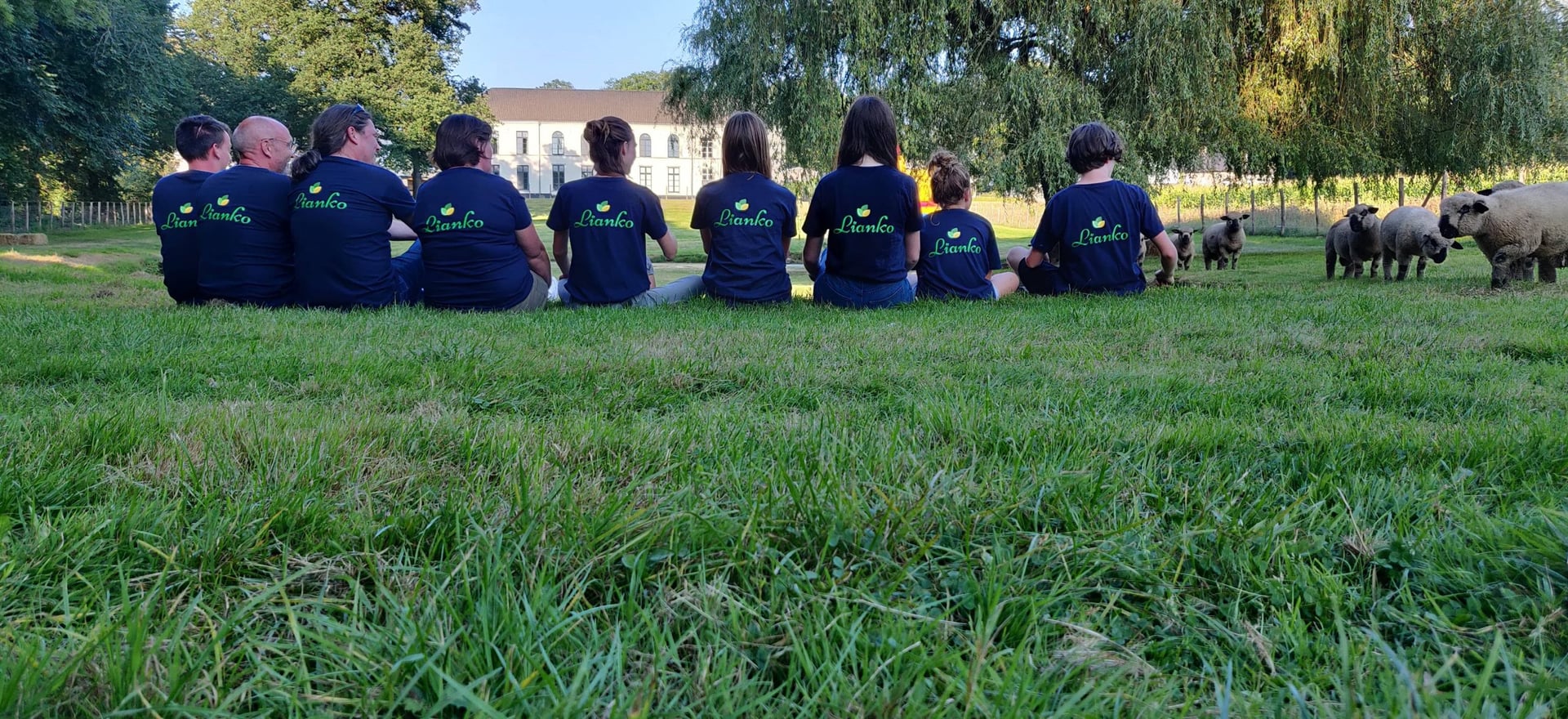 Familie en team van Lianko op de boerderij