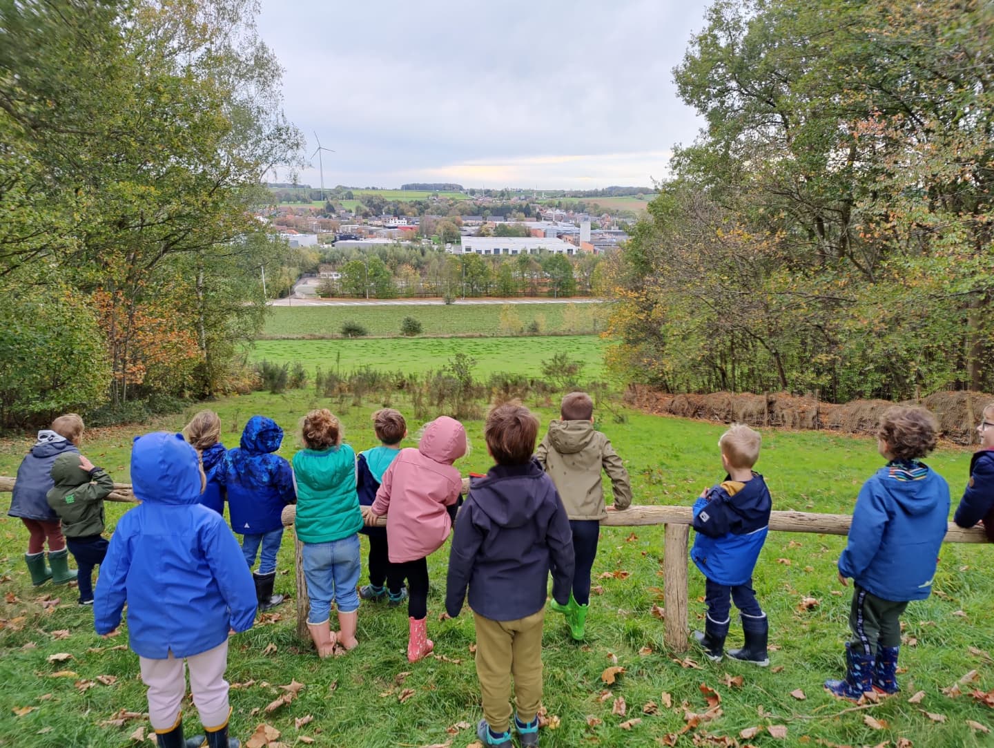 Kinderen spelen buiten tijdens boerderijkamp bij Lianko